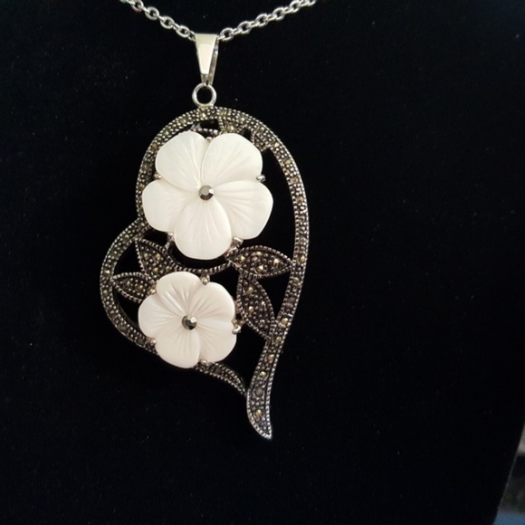 WHITE SALE❣Mother of Pearl Flowers n Heart Pendant - Picture 2 of 7